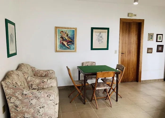 Amplo apt. no Guarujá, à 50m da Praia, com 2 vaga